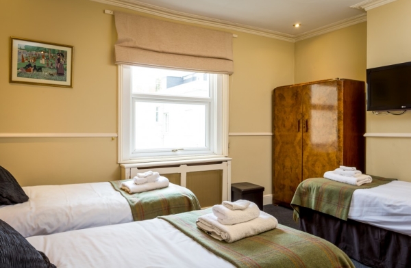 61df39_crossways guest house cheltenham triple bedroom