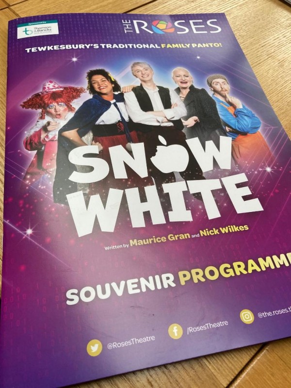 Roses Theatre panto Snow White