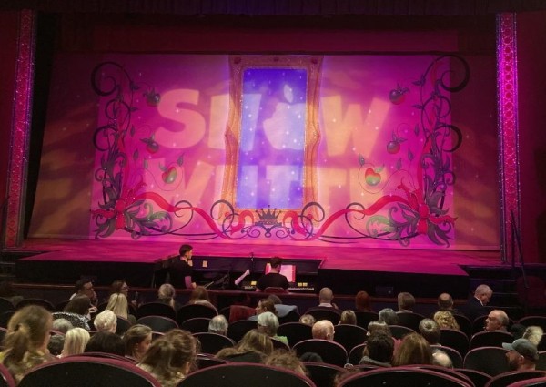 Roses Theatre panto Snow White